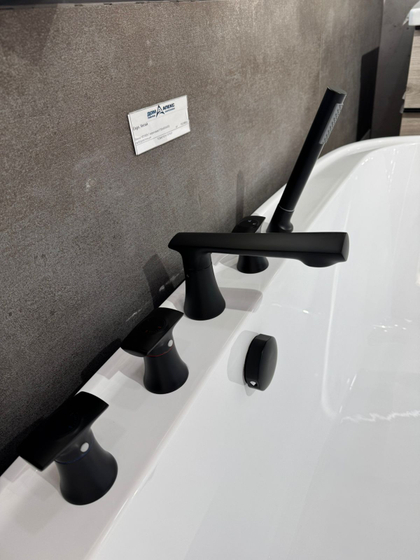 Ванна HB1609-7 акриловая(1700х800х600) свободностоящая, смеситель в комплекте