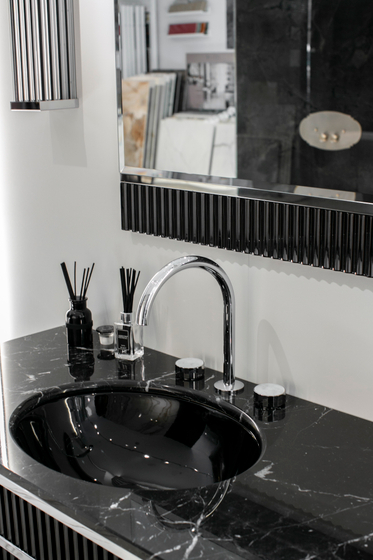 Композиция Oasis Academy (Консоль с раковиной, Зеркало, Светильники, Смеситель, Туалетный столик) Lac.Ribbed Black/ Chrome/ Nero Marquinia