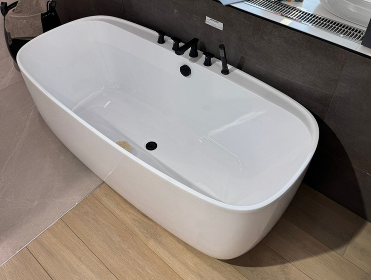 Ванна HB1609-7 акриловая(1700х800х600) свободностоящая, смеситель в комплекте